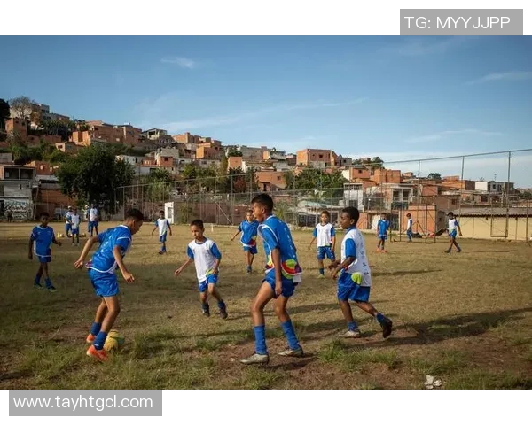 巴西足球明星背的包包揭示时尚潮流与运动精神的完美结合